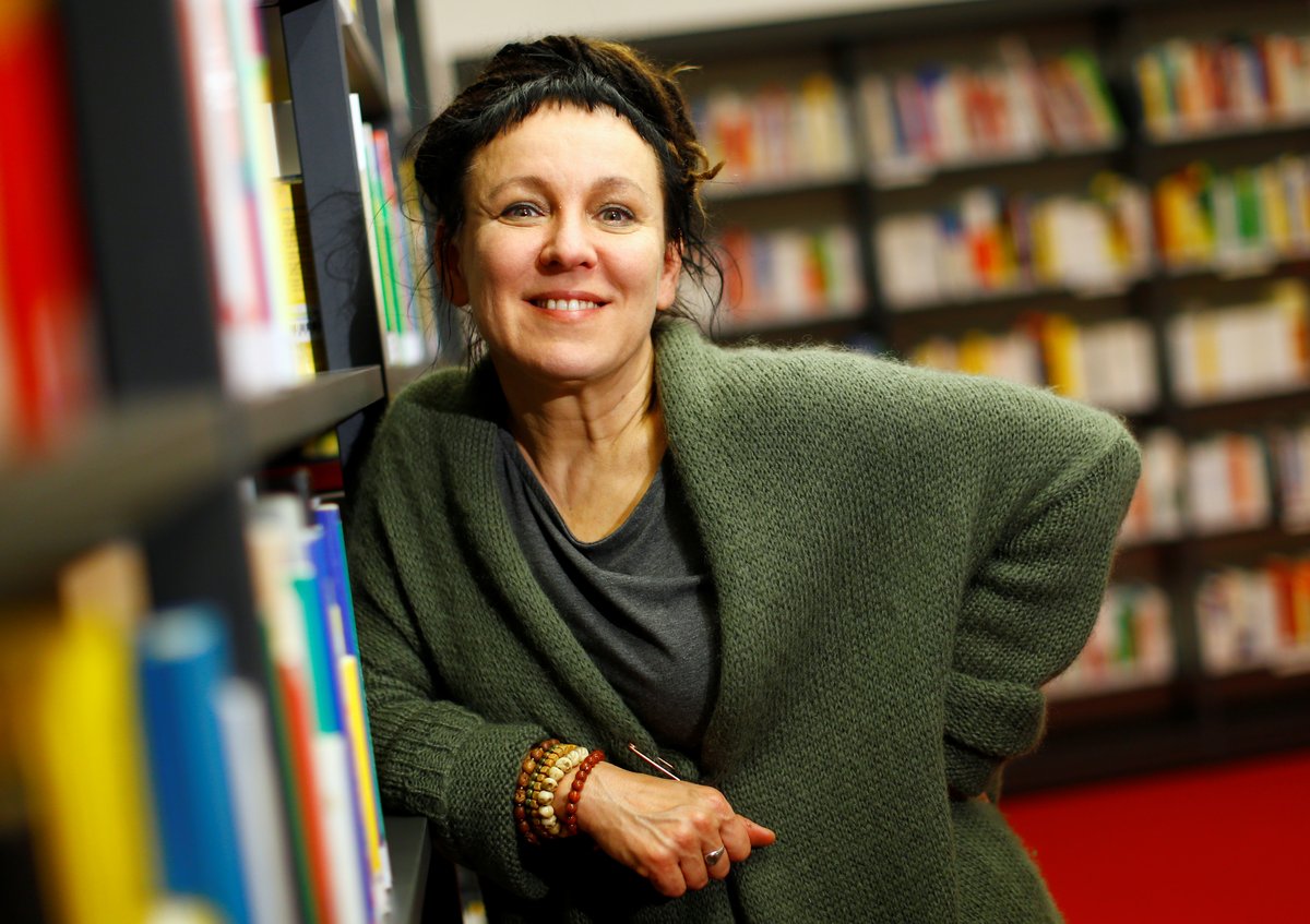 Ile książek sprzedała Olga Tokarczuk? - MamBiznes.pl
