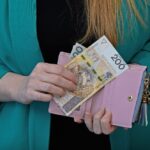 Wpłata oszczędności na konto a Urząd Skarbowy. Co warto wiedzieć?