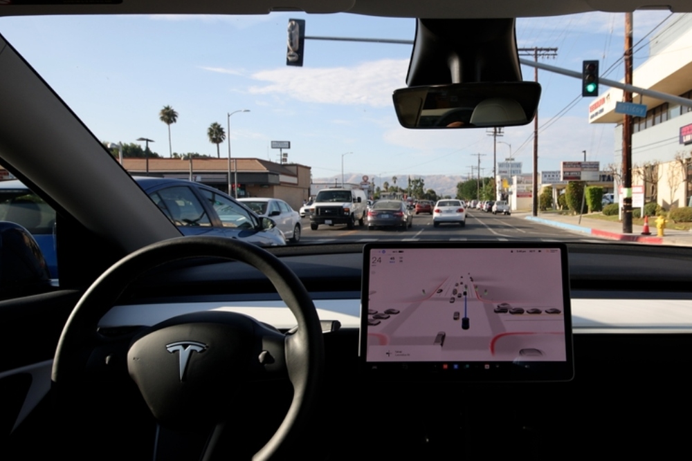 Przejazdy robotaxi coraz powszechniejsze. Najnowsze informacje z Waymo i Tesli
